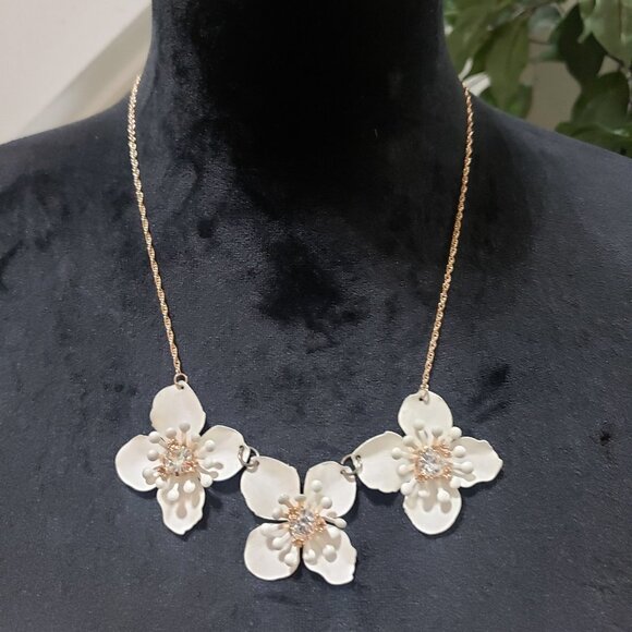 Women's White Simple And Beautiful Stunning Floral Necklace - Picture 1 of 7